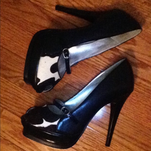 Bakers Eloise Black Cow Print Open Toe Heels - Picture 2 of 4